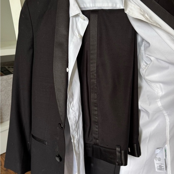 Calvin Klein Elegant Black Tuxedo - Picture 3 of 6